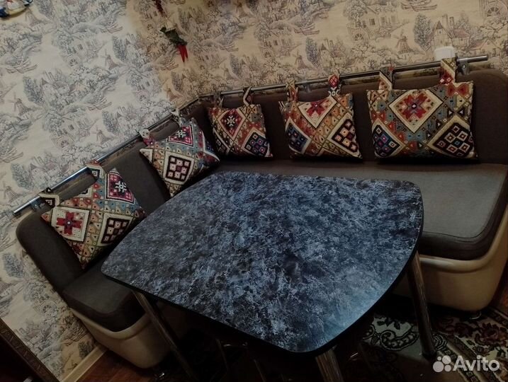 Кухонный уголок со столом и двумя стульями