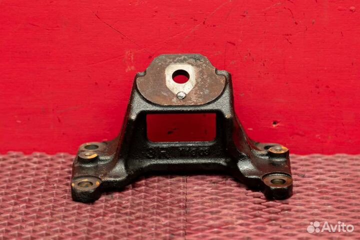 Кронштейн опоры двигателя правый Toyota Land