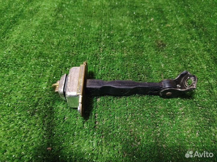 Ограничитель двери Nissan Sunny N16