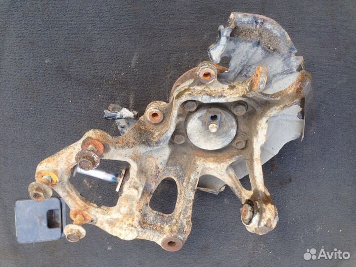 Кулак задний левый Мазда 6gh 2010г