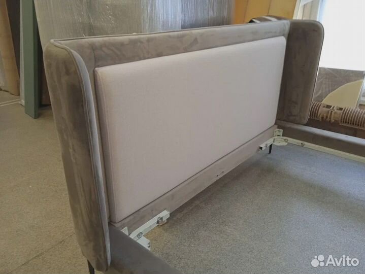 Дизайнерская кровать с мягким изголовьем