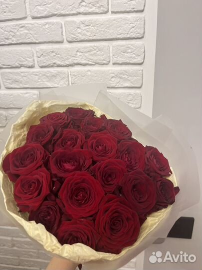 Букет красных роз 19шт