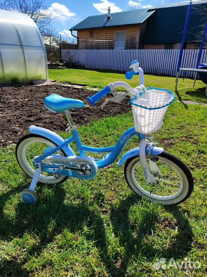 Детский велосипед с дополнительными колесами