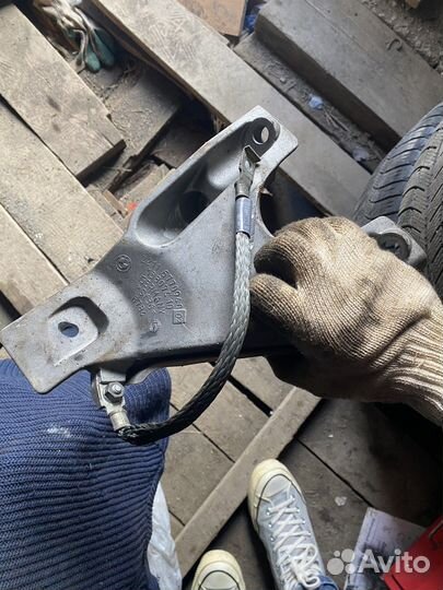 Кронштейн двигателя левый bmw 13807410