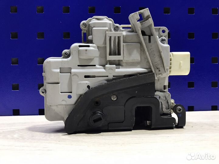 Замок задней левой двери Passat B7