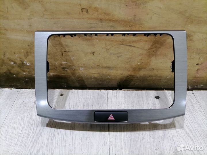 Рамка магнитолы с кнопкой аварийки VW Passat B7