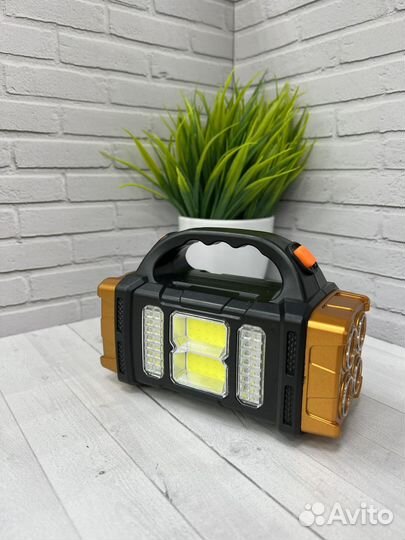 Фонарь на аккумуляторе с солнечной батареей