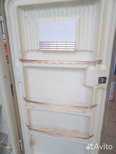 Холодильник ЗИЛ Москва 60-х годов под реставрацию