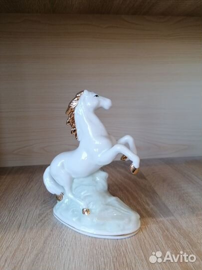 Фарфоровая статуэтка конь