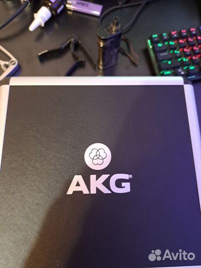Студийный комплект AKG p220 + berhringer um2
