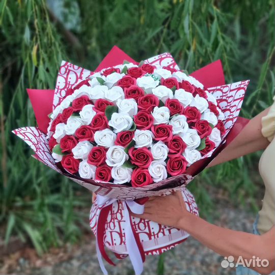 Букет из 101, 111, 65, 51, 35 мыльных роз