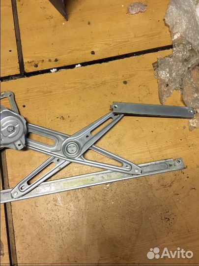 Стеклоподъемник правый Toyota Auris тойота Аурис