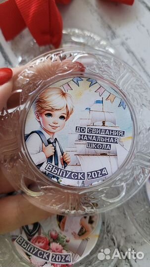 Медали выпускникам