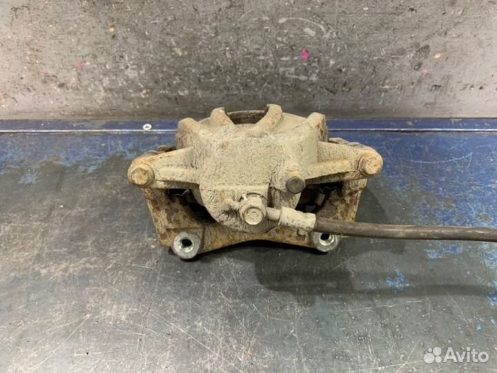 Суппорт передний правый Toyota Avensis T25