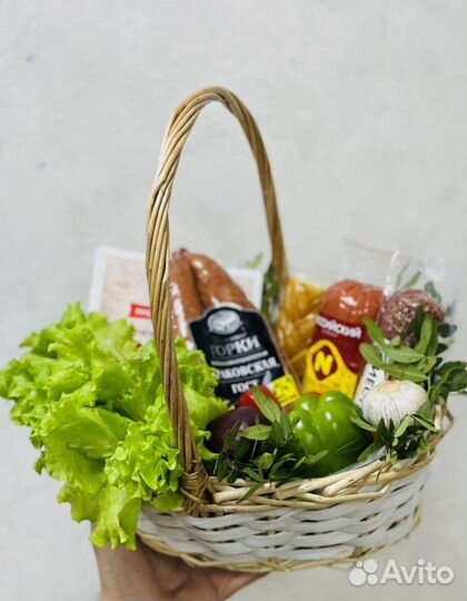 Корзины из фруктов, продуктов и конфет