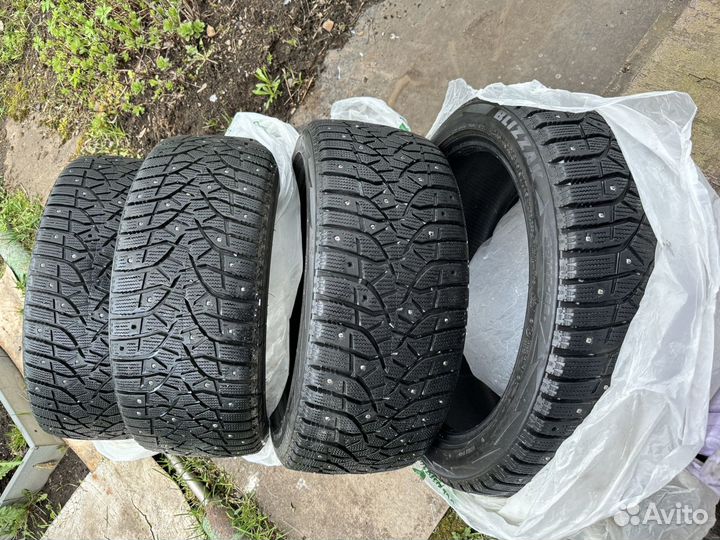 Bridgestone Blizzak Spike-02 245/40 R18 97T