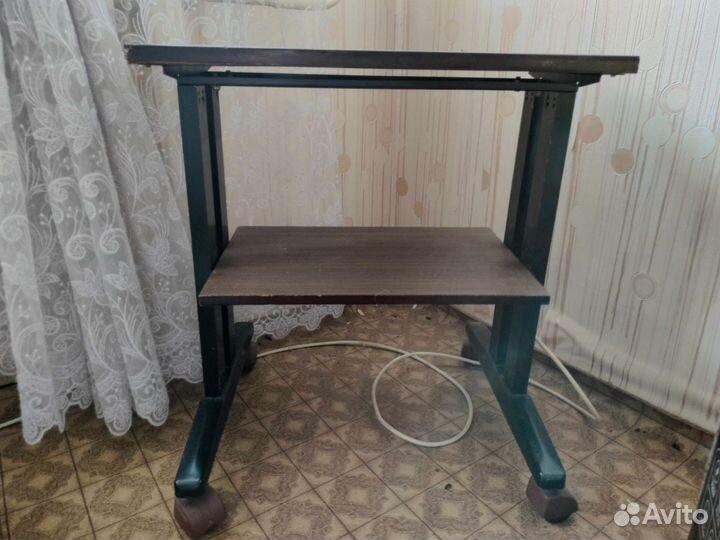 Столик под телевизор