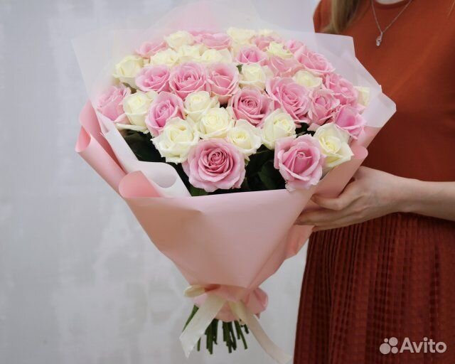 Букет из 39 белых и розовых роз микс 50-60 см