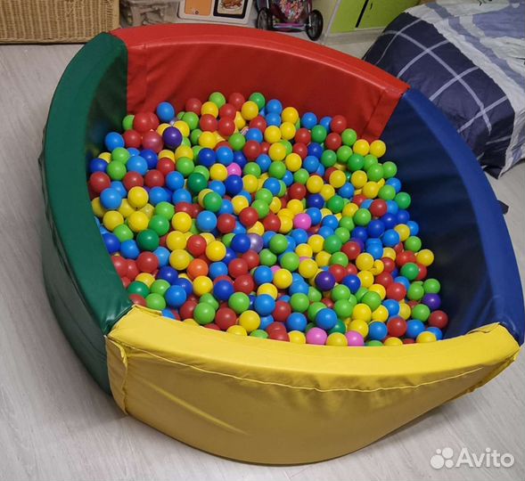 Сухой бассейн с шариками