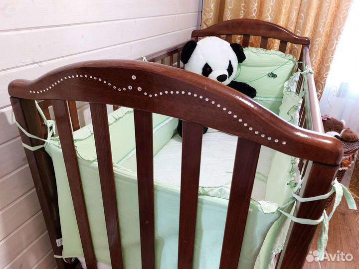 Детская кроватка из натурального дерева