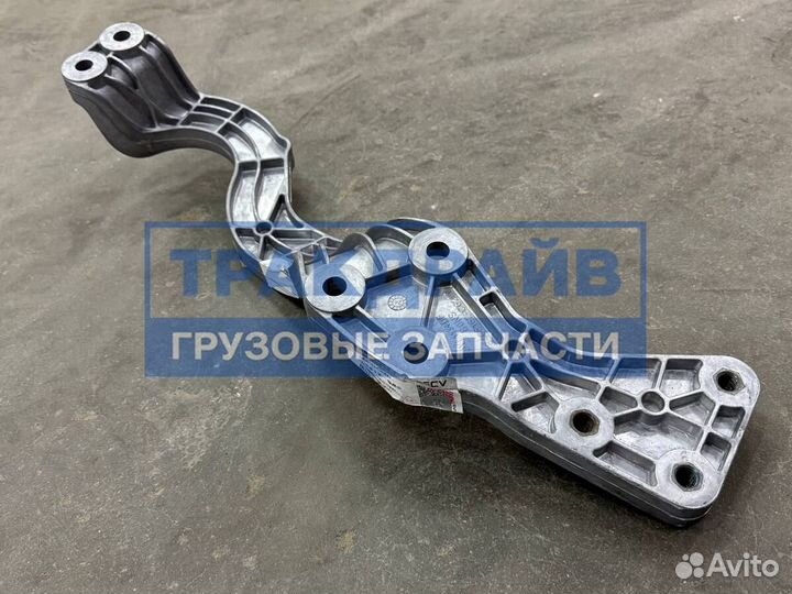 Правый соединительный кронштейн ступеньки первого уровня Dongfeng GX