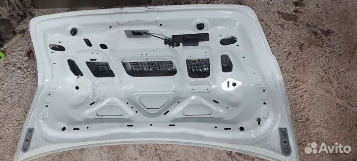 Крышка багажника на Nissan Fuga