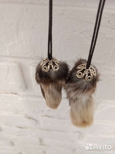 Подвеска из лапки кролика