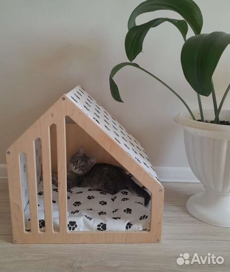 Деревянный дом для кошки
