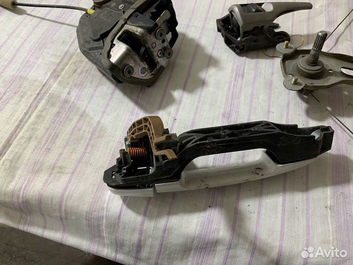 Замок ручка Лёвой задней двери Toyota Corolla 150