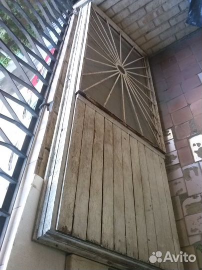 Дверная ручка, доводчик и дверь деревянная бу