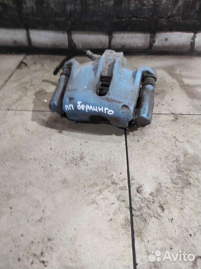 Суппорт передний правый Citroen Berlingo M59