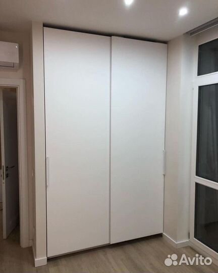 Шкаф с встроенной гладильной доской