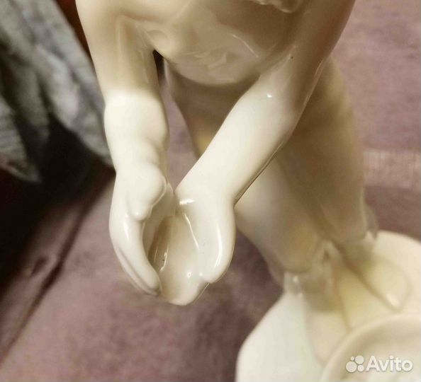 Статуэтки фарфор Девочка с утками и уточка