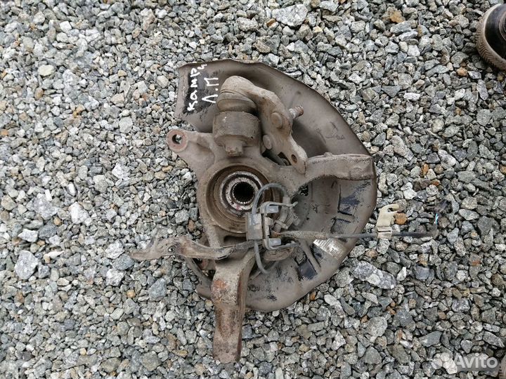 Кулак передний левый Toyota Camry 40