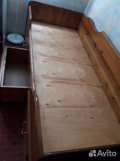 Кровать из натурального дерева