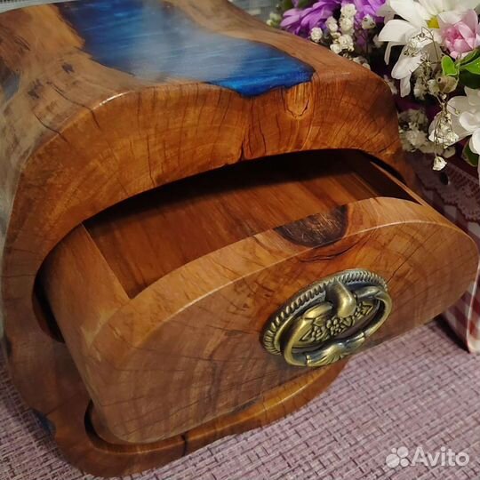 Шкафчик шкатулка из массива дерева и смолы