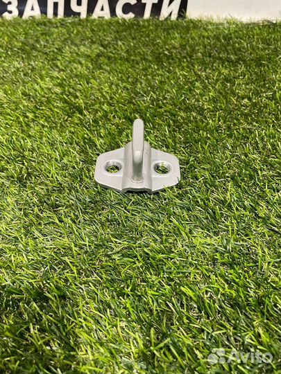 Ответная часть замка багажника Jeep Wrangler JL