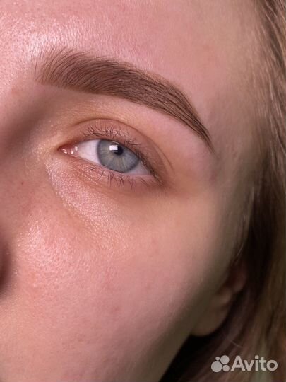 Модель на оформление бровей и ламинирование