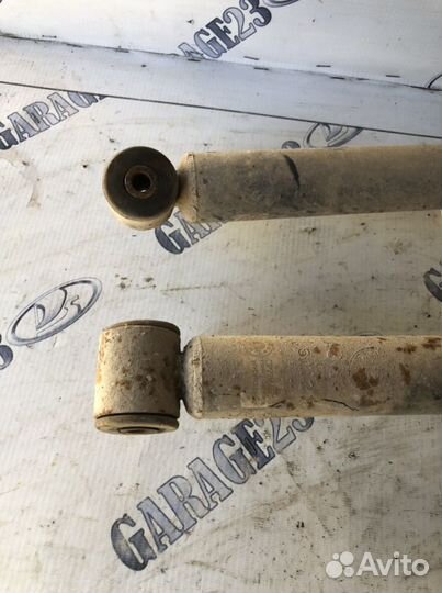 Задние стойки Audi 80