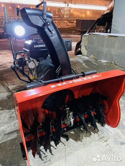 Гусеничный снегоуборщик Honda 18HP