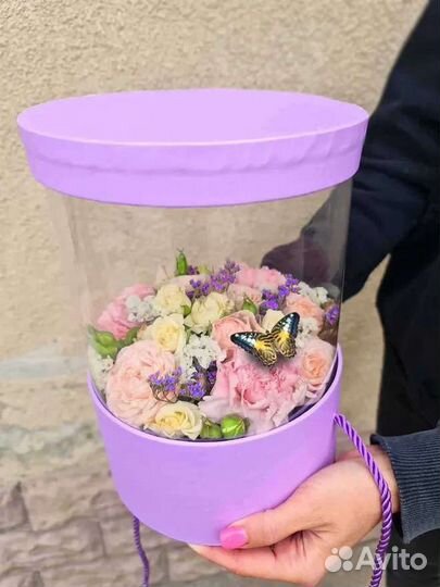 Коробки с цветами и живыми бабочками