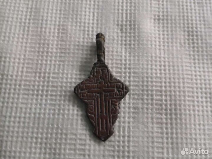 Церковный крестик в хорошем состоянии