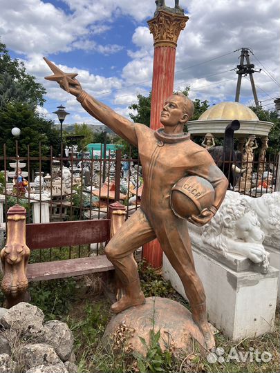 Скульптура парковая - Космонавт Юрий Гагарин