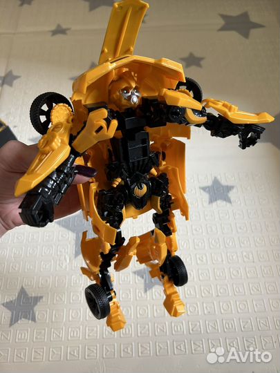 Робот-трансформер бамблби