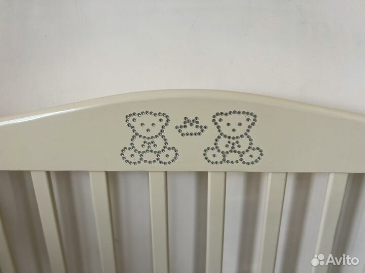 Детская кроватка с маятником