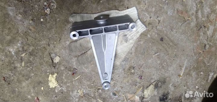 Кронштейн ролика генератора Mерsеdес-Benz Sprinter