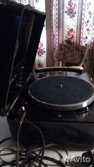 Старинный проигрыватель виниловых пластинок