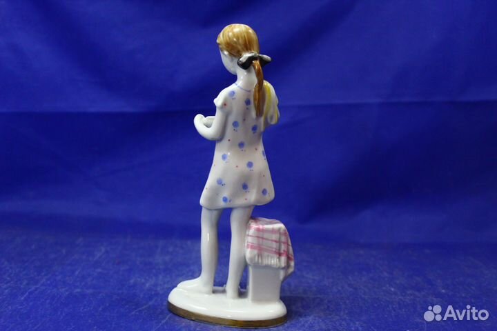 Фарфоровая статуэтка Юная помощница дежурная Девоч