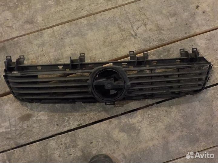 Решетка радиатора Opel Astra передняя