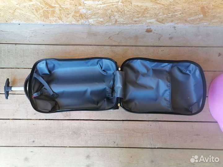 Детский чемодан на колесиках